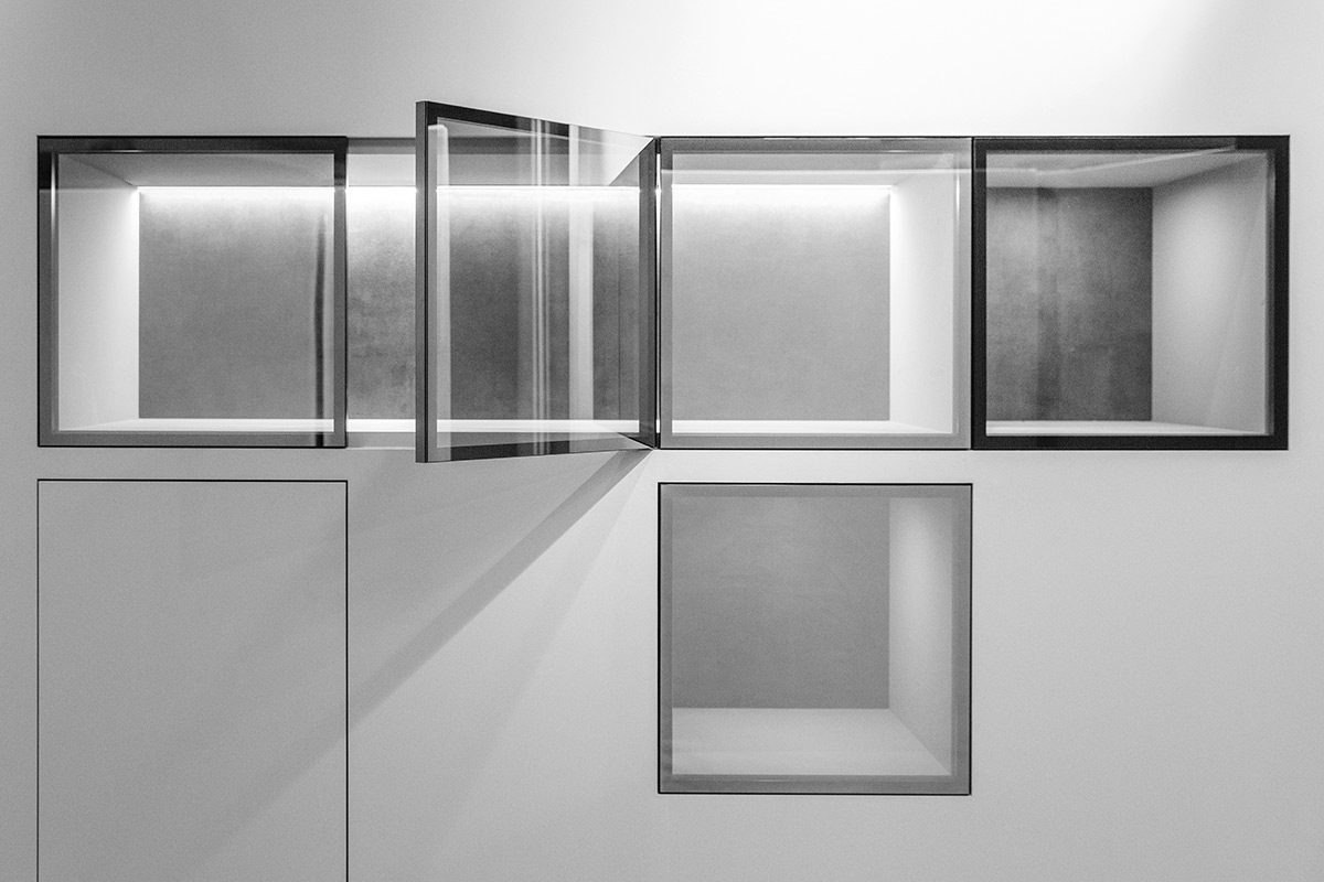 Nischensystem für Wand aus Glas mit Aluminium-Rahmen